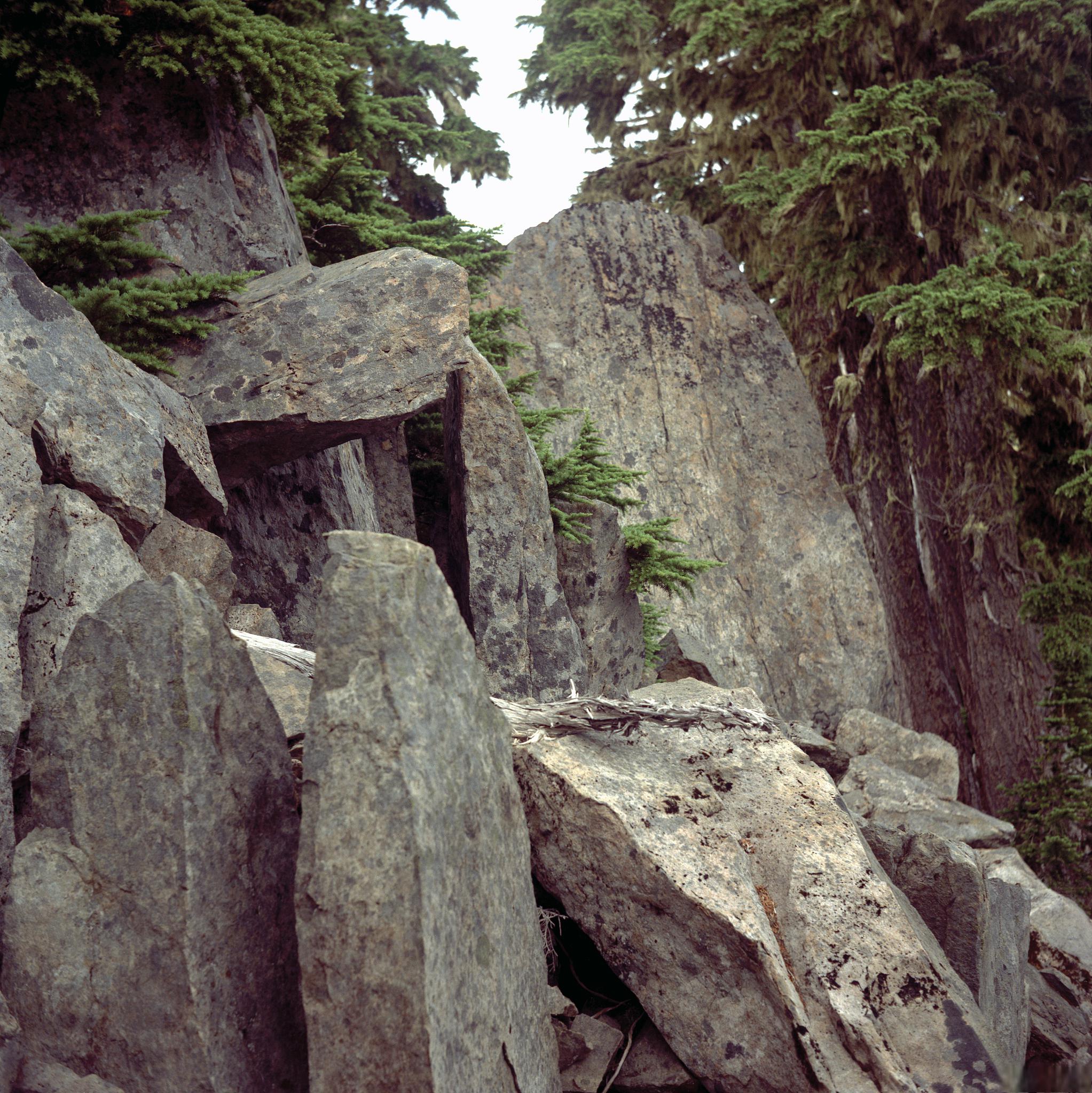 天津蓟县挂月峰 天津蓟县挂月峰,作为山的西台顶平如掌,占地面积达300