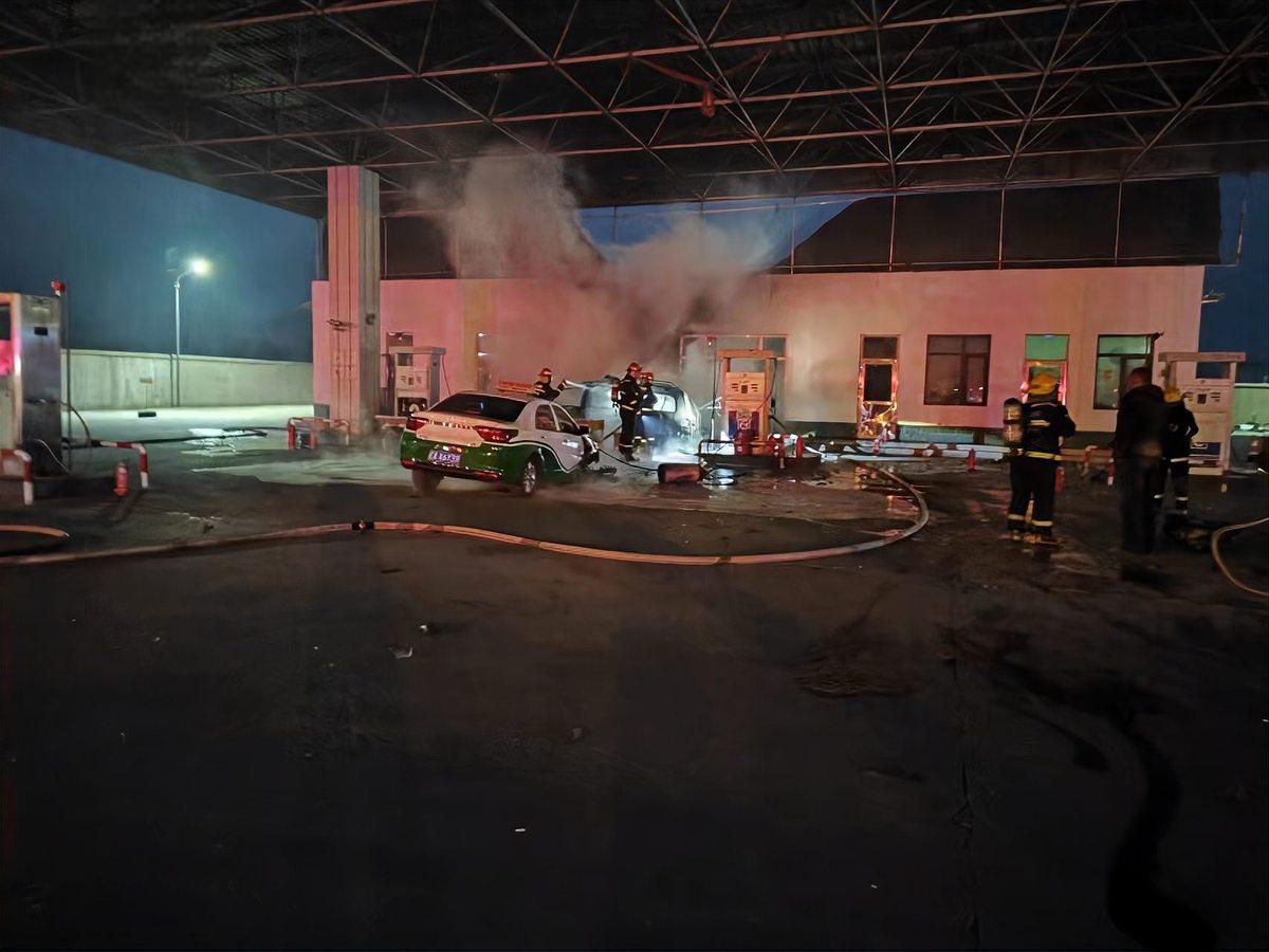 辽宁沈阳一辆7座小型客车在加气站发生爆燃事故,造成2人死亡,6人受伤.