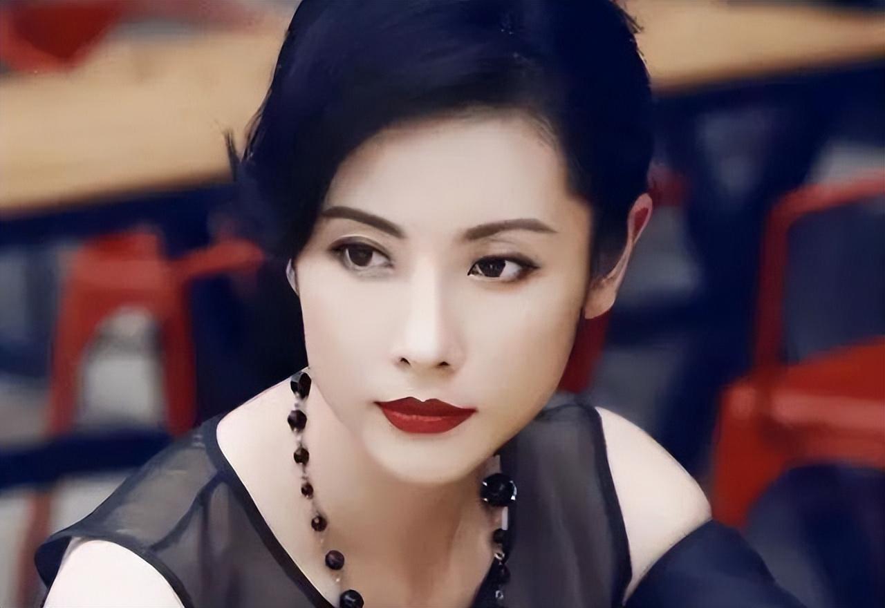 田亮前妻杨明娜与儿子的感人故事 杨明娜的婚姻遭遇了种种磨难,丈夫