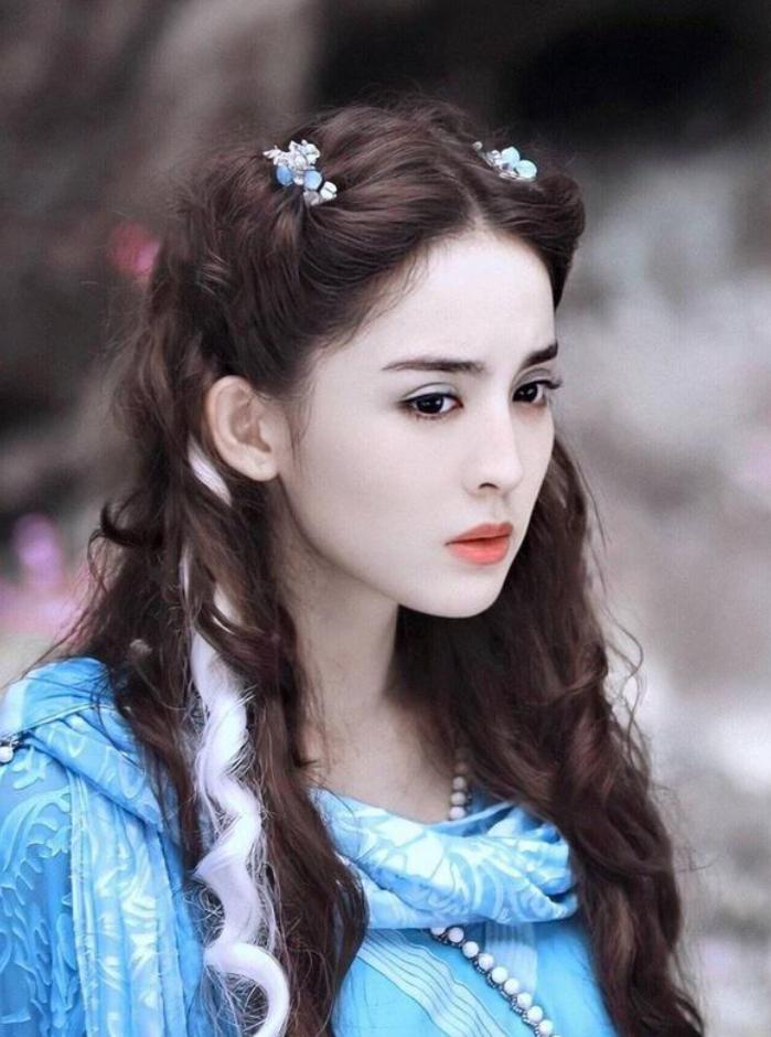 刘诗诗和古力娜扎的合照 刘诗诗和古力娜扎的合照让人们梦回了那段