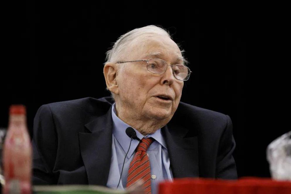 查理·芒格:投资界的智囊 查理·芒格是一位传奇的投资人,与巴菲特一