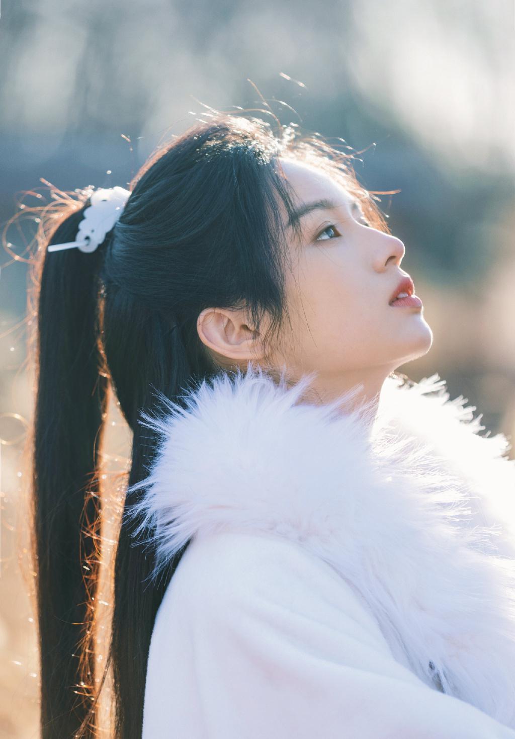 周也的公子古装造型令人惊艳,他的眉宇之间充满了英气,目光如炬,流露