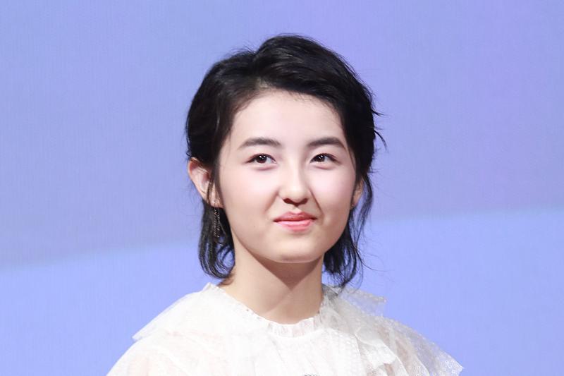 华谊兄弟签约艺人张子枫 张子枫,华谊兄弟签约艺人,是中国内地影视圈