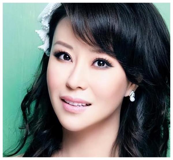 恋上大37岁上司,今47岁仍孑然一身 祖海,这位传奇的女歌手,早在18岁时