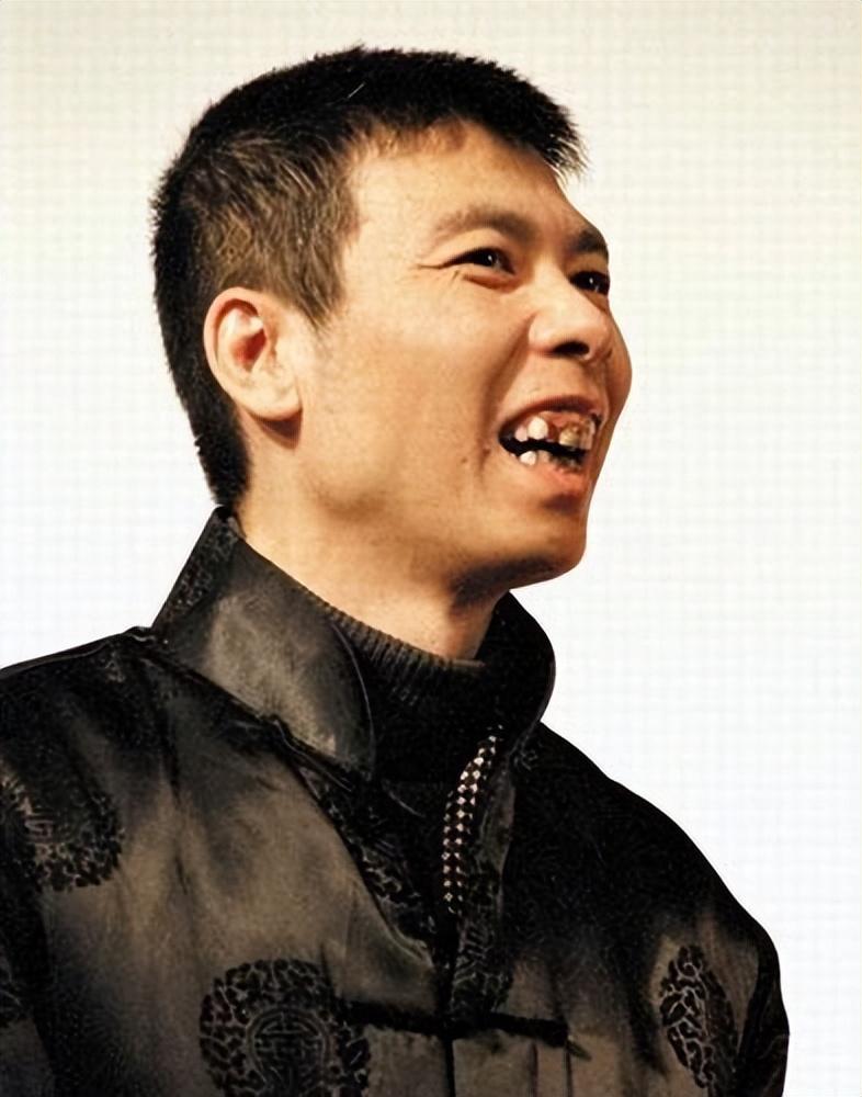 冯小刚:健康状况与新电影 冯小刚患有白癜风,但他对自己的病症持坚强