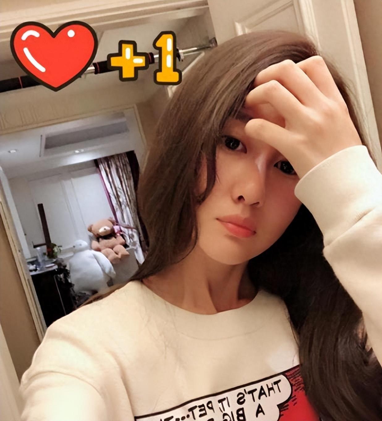 王宝强带着女友冯清参加饭局,冯清身材高挑颜值能力极高,两人同渴时