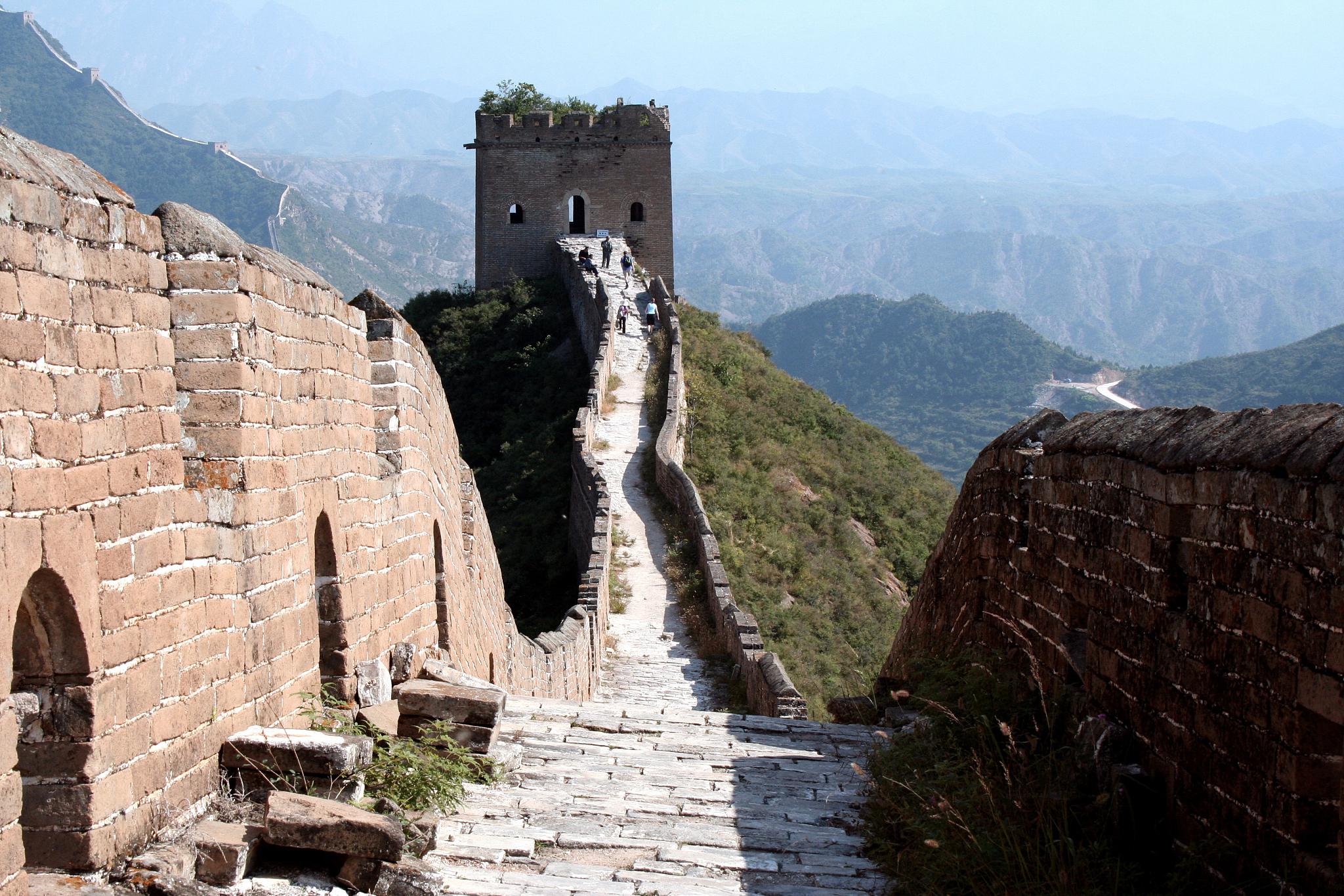 这座碉楼以其精巧的建筑风格和独特的地理位置,成为了金山岭长城百余