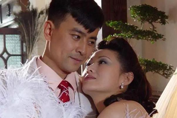 娶了比自己小23岁的妻子郝蕾,两人共同战胜了妻子的遗传病,罗刚的演员
