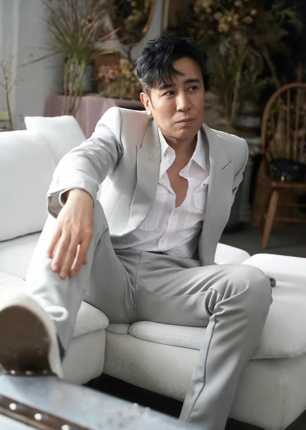 于和伟:坚毅与爱的力量 于和伟的故事告诉我们,坎坷少年在遇到真爱和