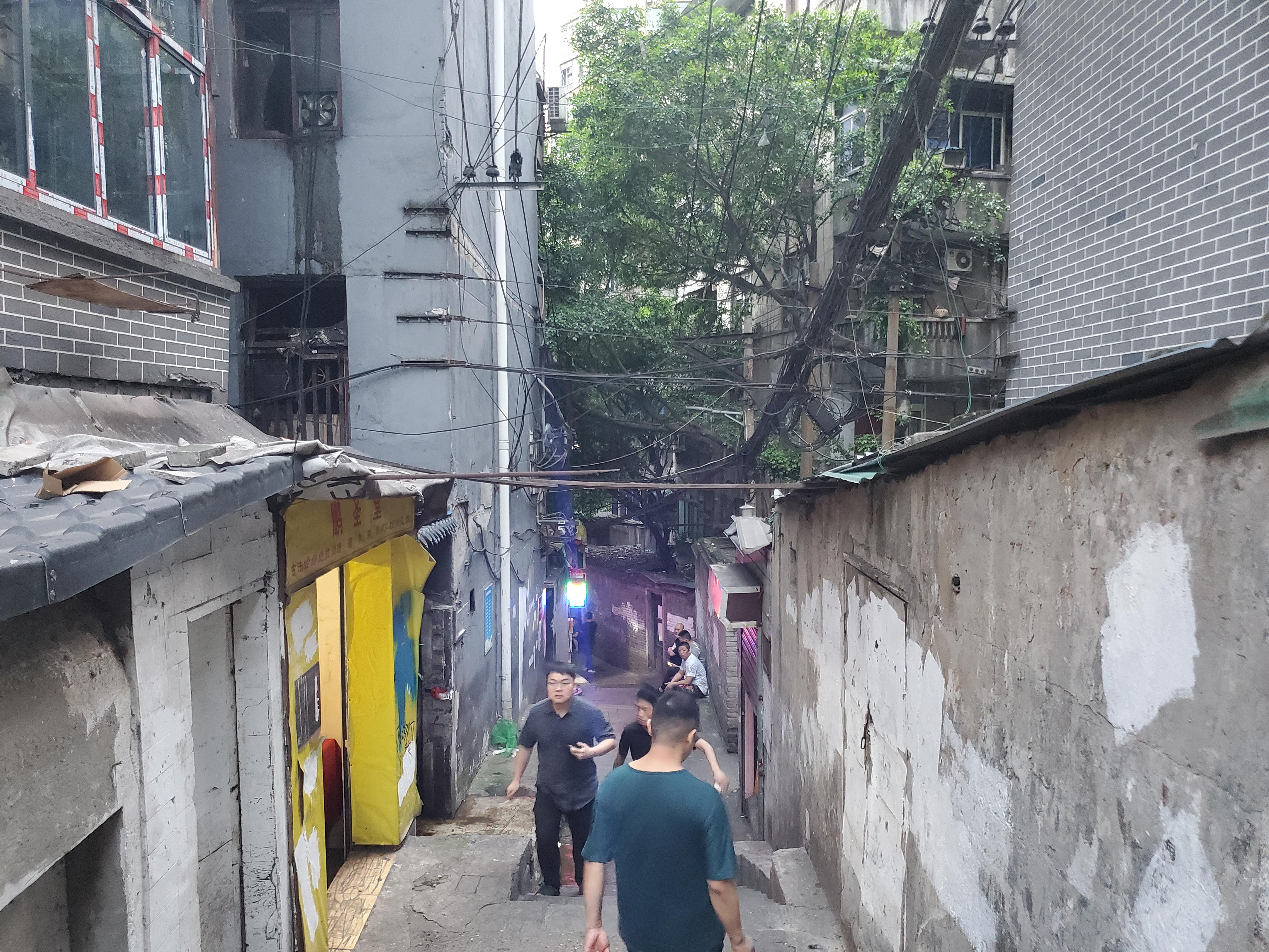 重庆观音桥商圈野水沟 如果不是亲眼所见,你无法相信,在重庆现代时尚