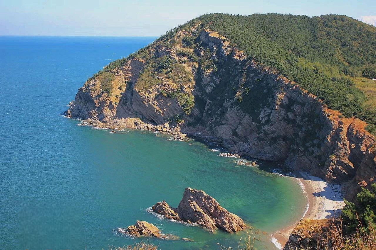 芝罘岛:山东的隐藏宝石 在山东省的海岸线上,有一个被大海环绕,历史