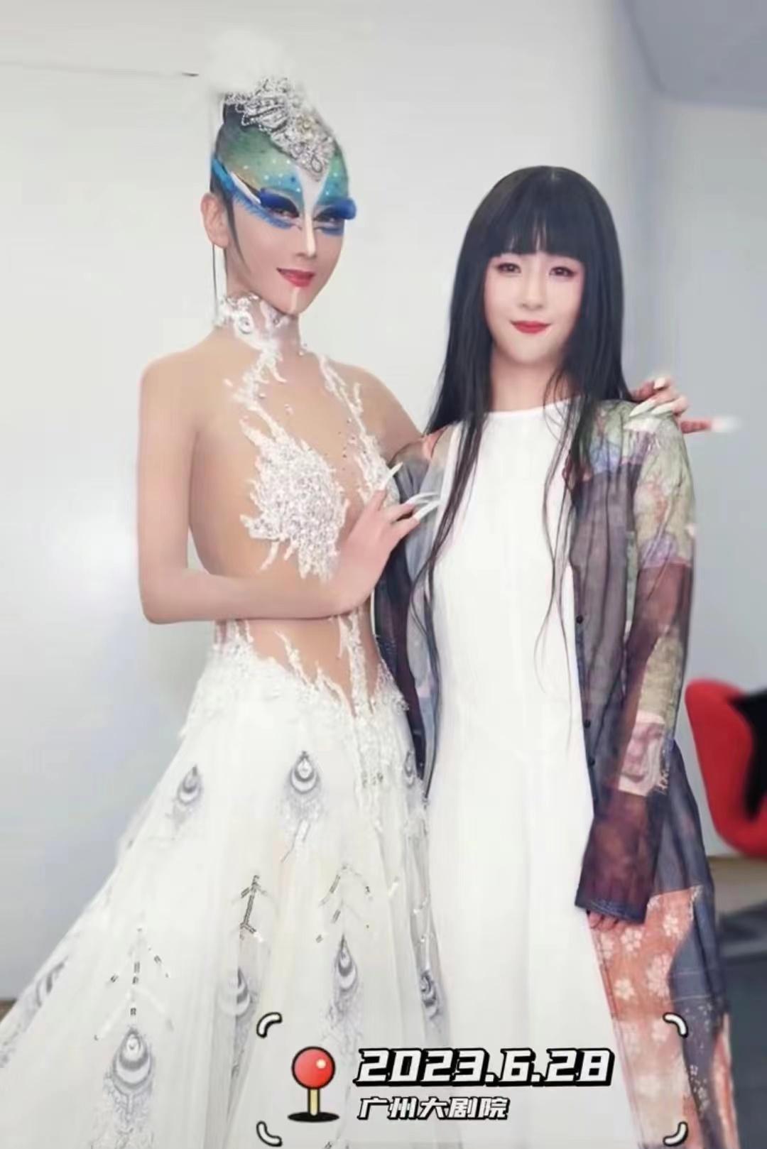 小彩旗留学生活 小彩旗在英国留学期间,穿上格纹连体泳衣,和三五好友