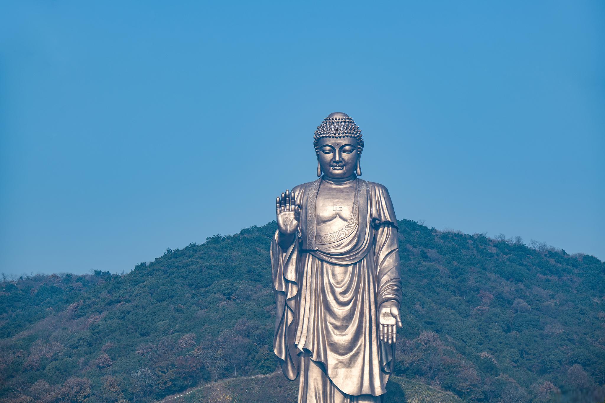 烟台山是烟台的地标性景点之一,位于市中心,是一个历史悠久的风景名胜