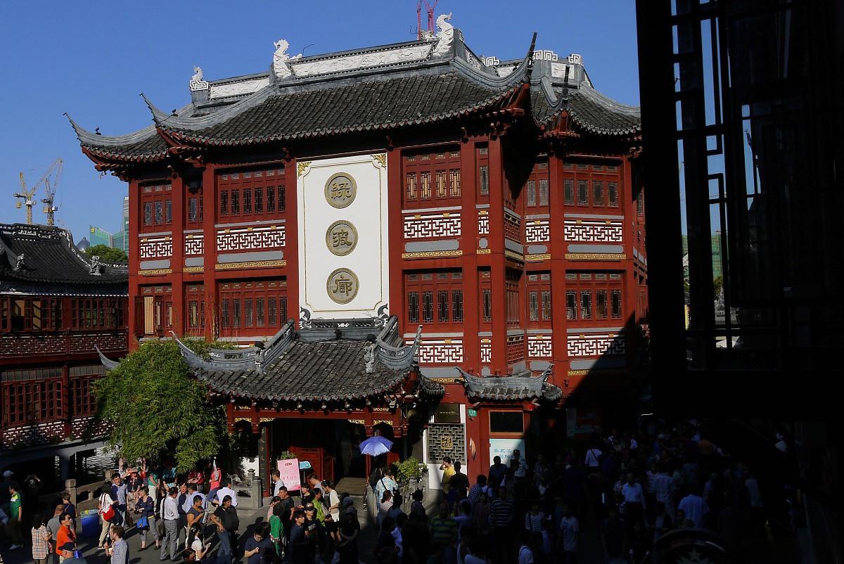 豫园城隍庙 上海豫园城隍庙是上海市中心的一处历史悠久的人文景观