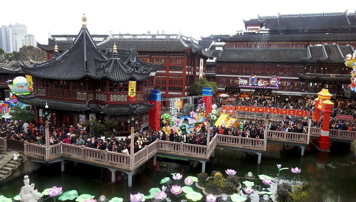 豫园城隍庙 上海豫园城隍庙是上海市中心的一处历史悠久的人文景观