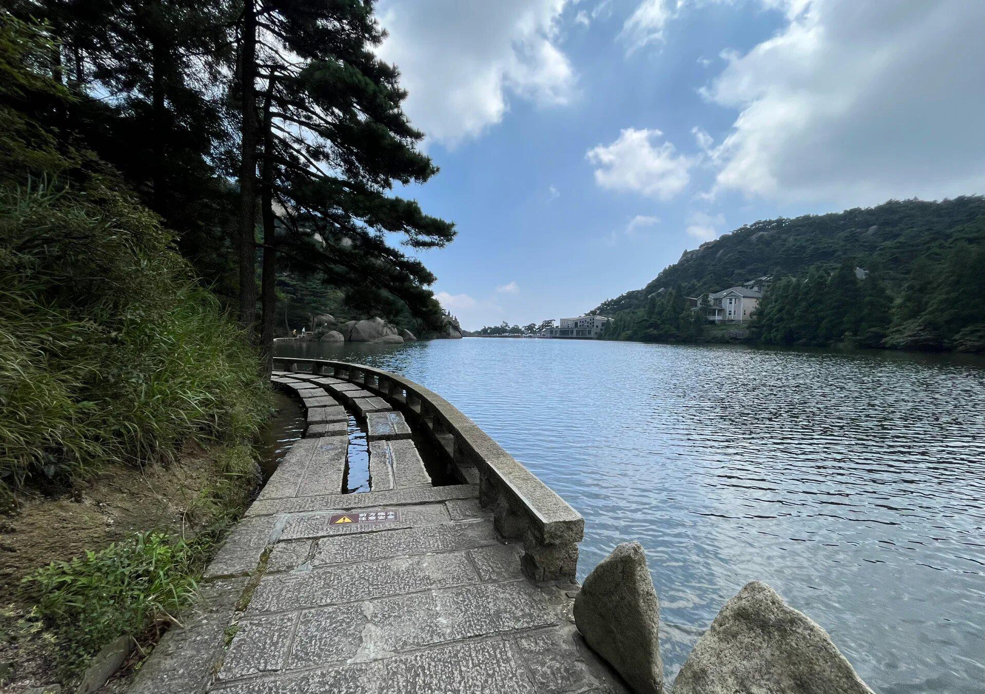 天柱山旅游攻略 天柱山位于安徽省安庆市潜山县,是国家级风景名胜区