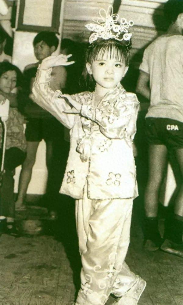 梅艳芳:人生遗憾 梅艳芳的人生充满了无尽的遗憾,童年的辛酸,婚姻的