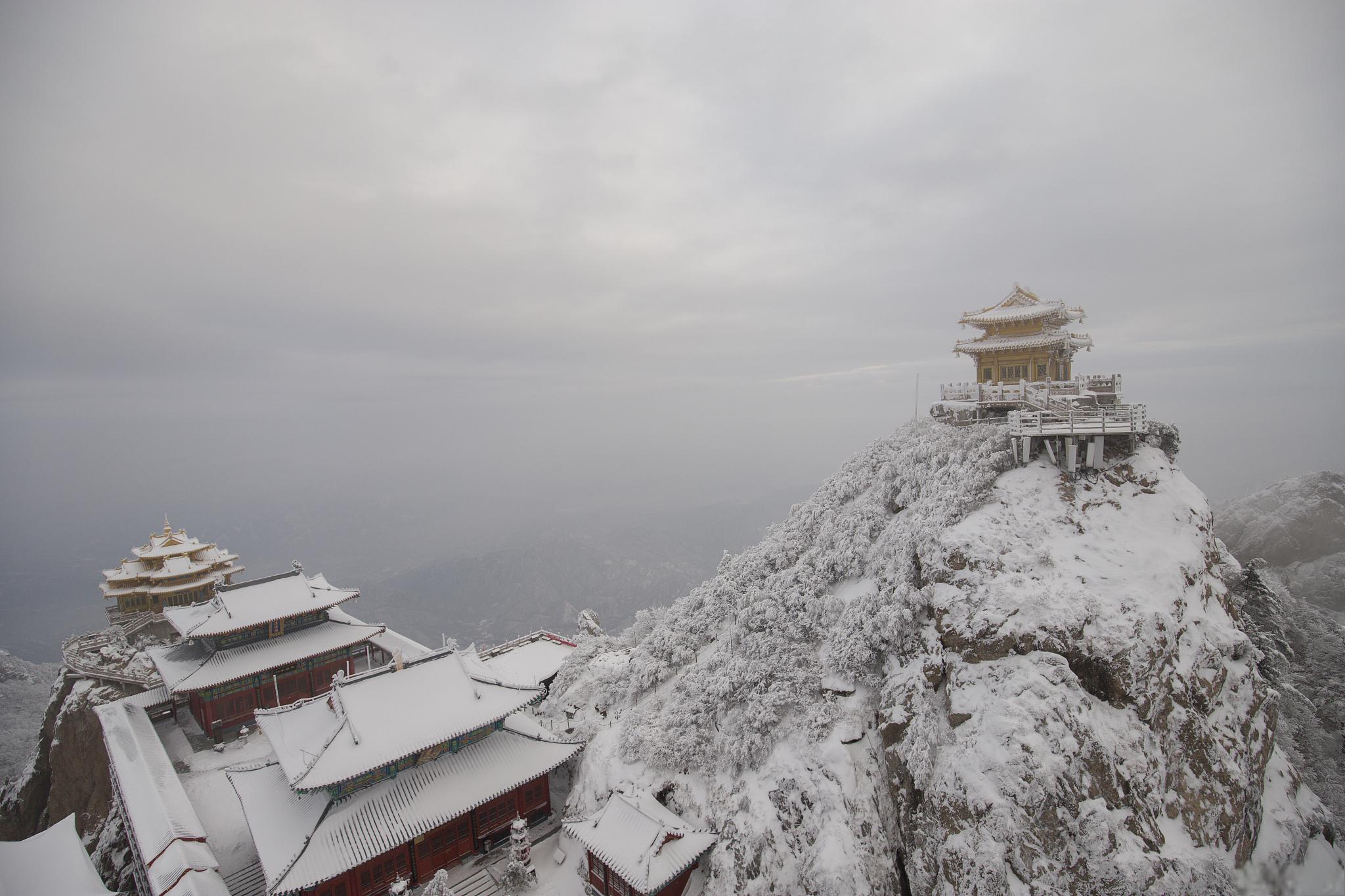 冬日武当山雪景大赏 武当山,这座中国著名的道教名山,见证了千年的