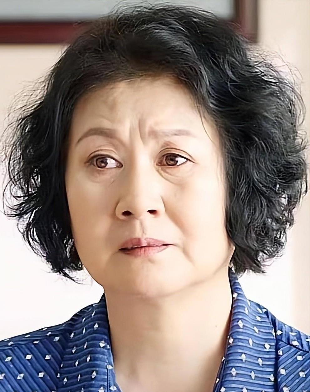 黄晓娟:坚韧与担当 黄晓娟,被誉为"春晚小品一姐",在演艺事业中拥有