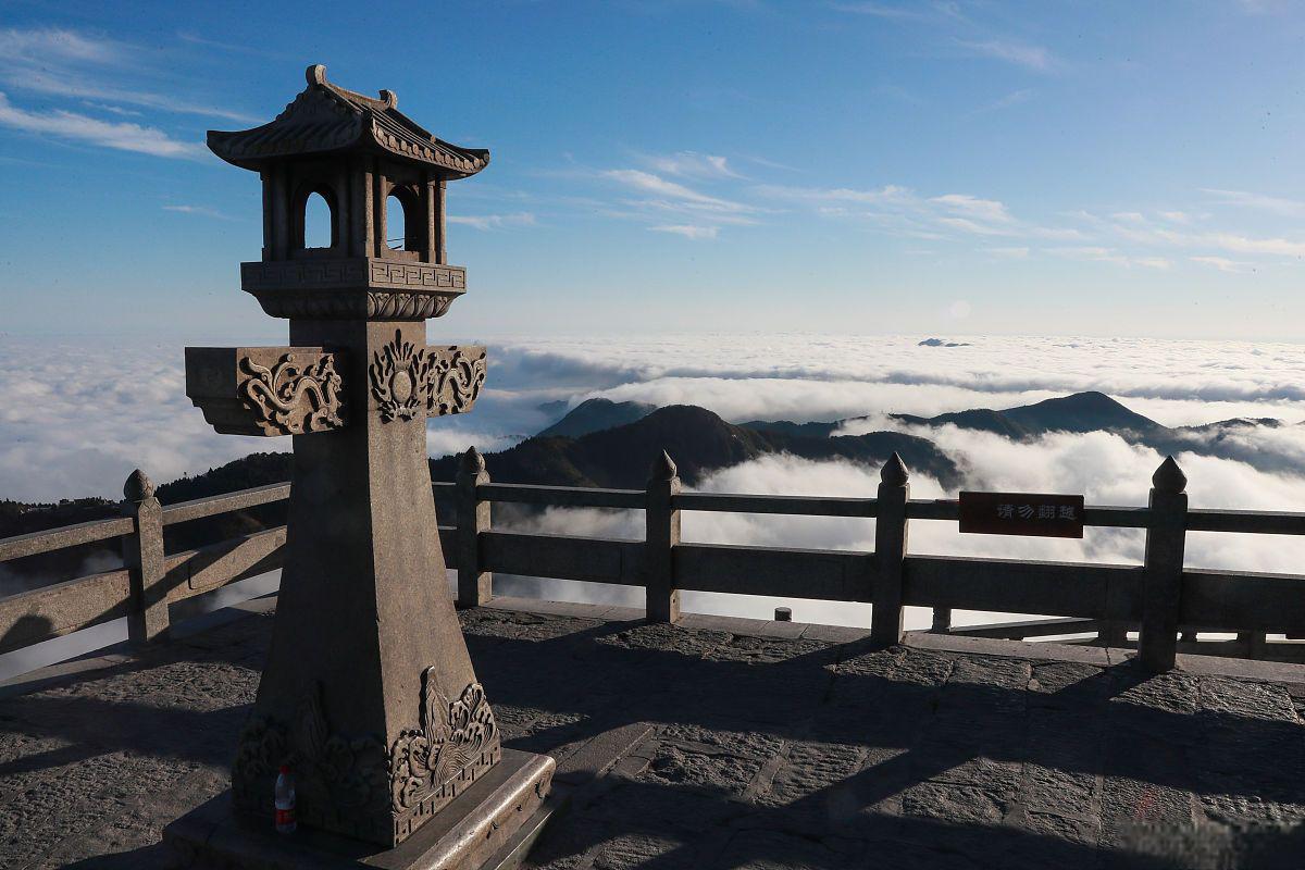 冬季的衡山,有着独特的风景和丰富的文化内涵,吸引着无数游客前来探访