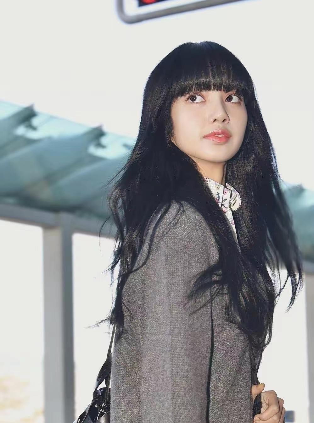 宝格丽总裁连发7条lisa相关动态,晒出和lisa的合影,证明宝格丽并没有