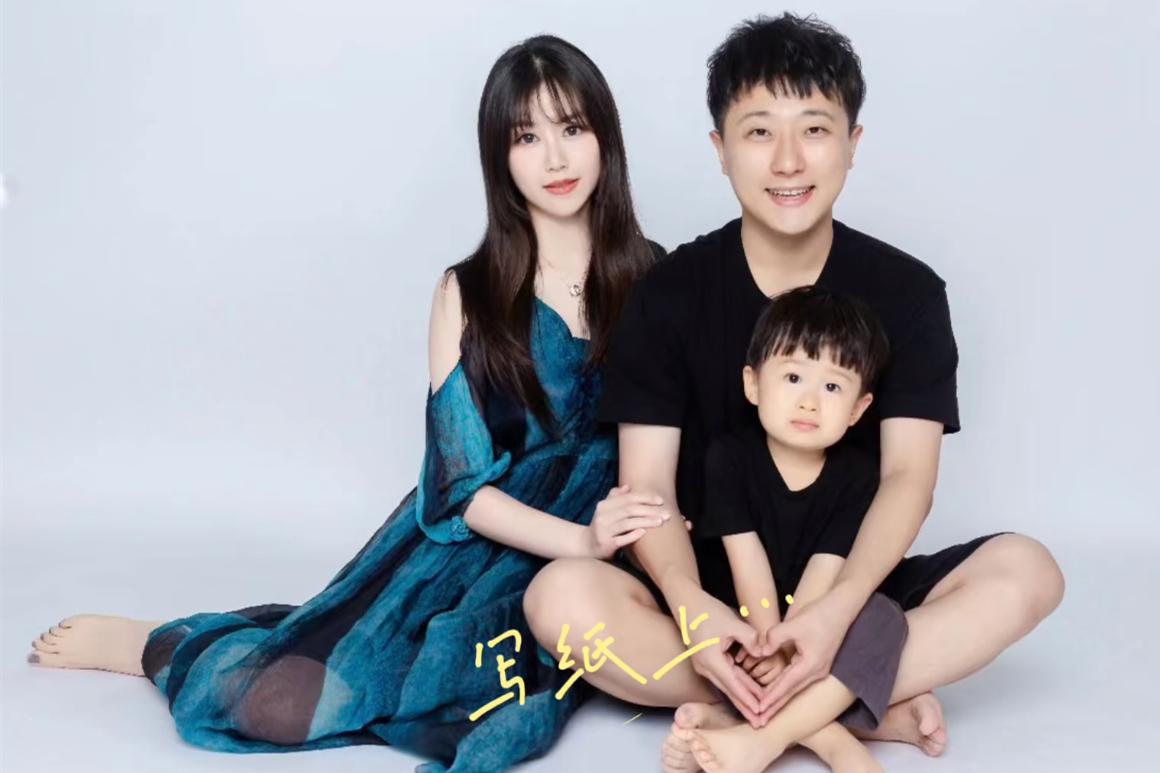 德云社张鹤擎晒全家福 德云社当红演员张鹤擎晒全家福,嫂子真漂亮
