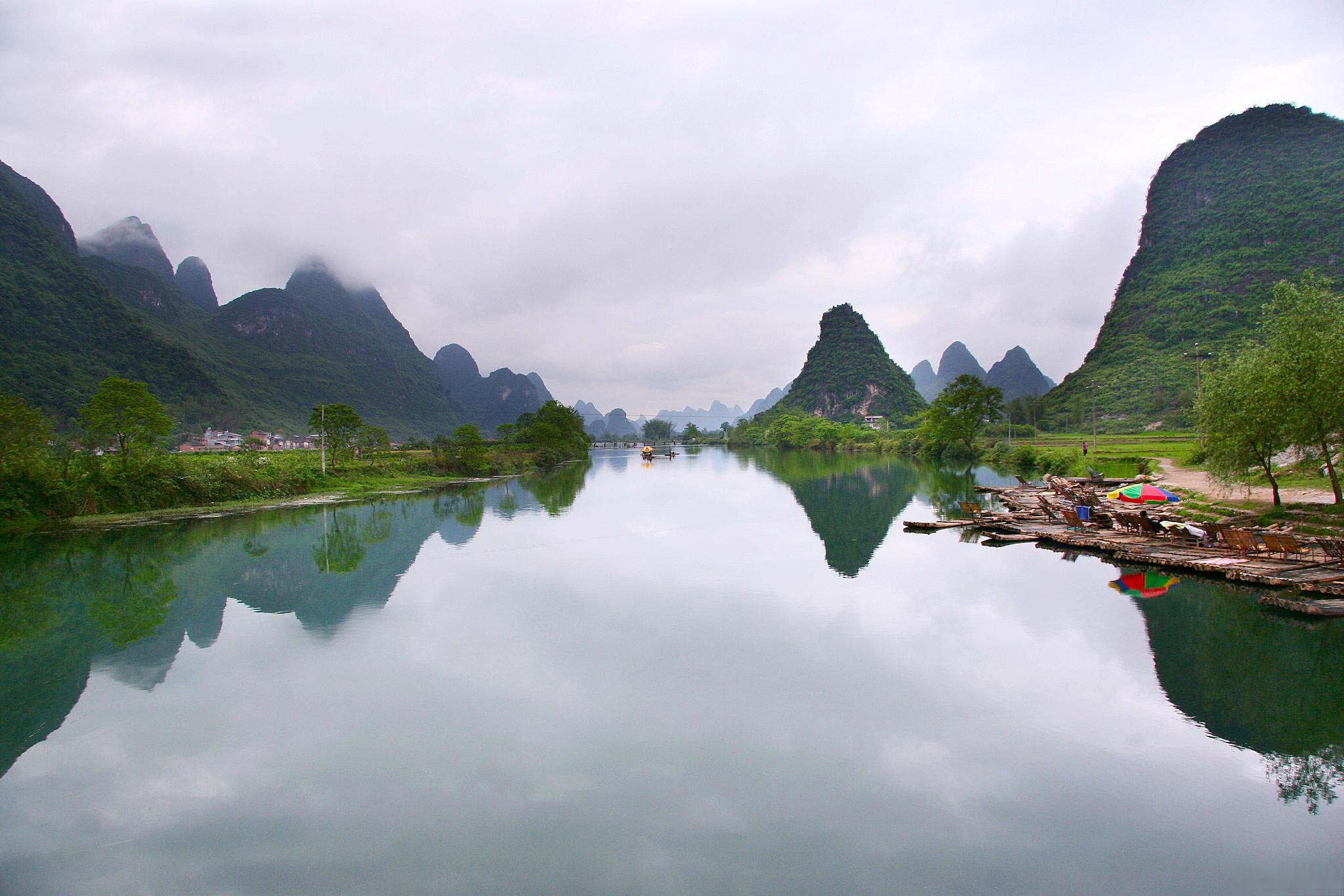 以下是几个推荐的地方  98杭州西湖风景区 你可以驾车游览西湖风景