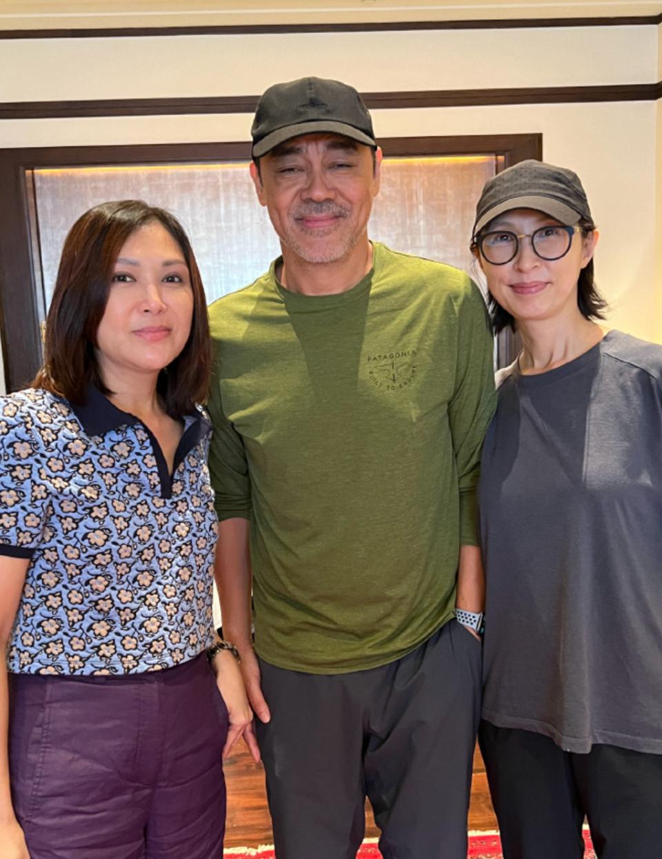 张凤妮与刘青云陪郭蔼明相聚合影 张凤妮和郭蔼明以前拍过同一部tvb老