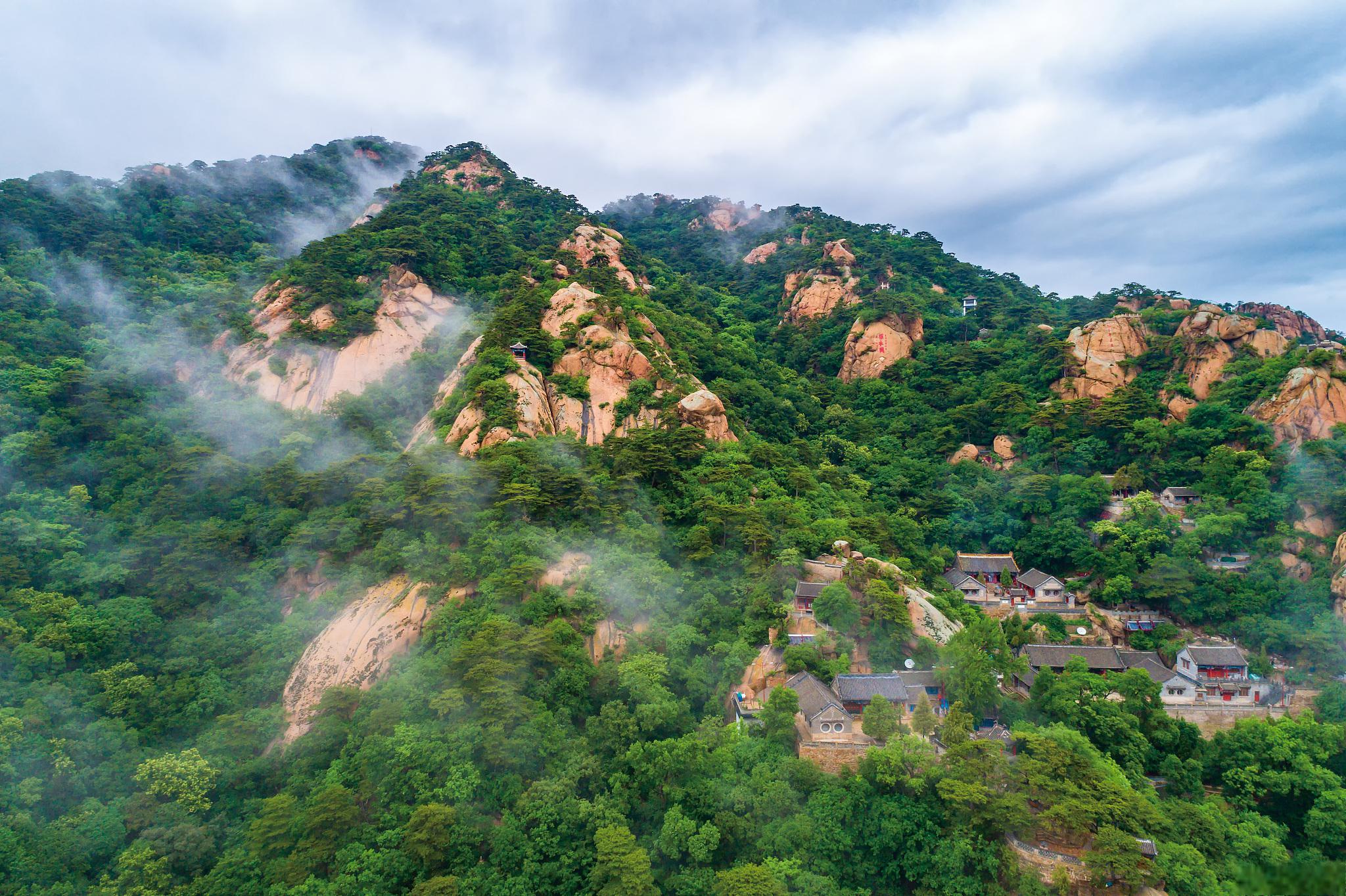 千山风景区旅游攻略 千山风景区是一个集自然风光,人文景观和休闲度假