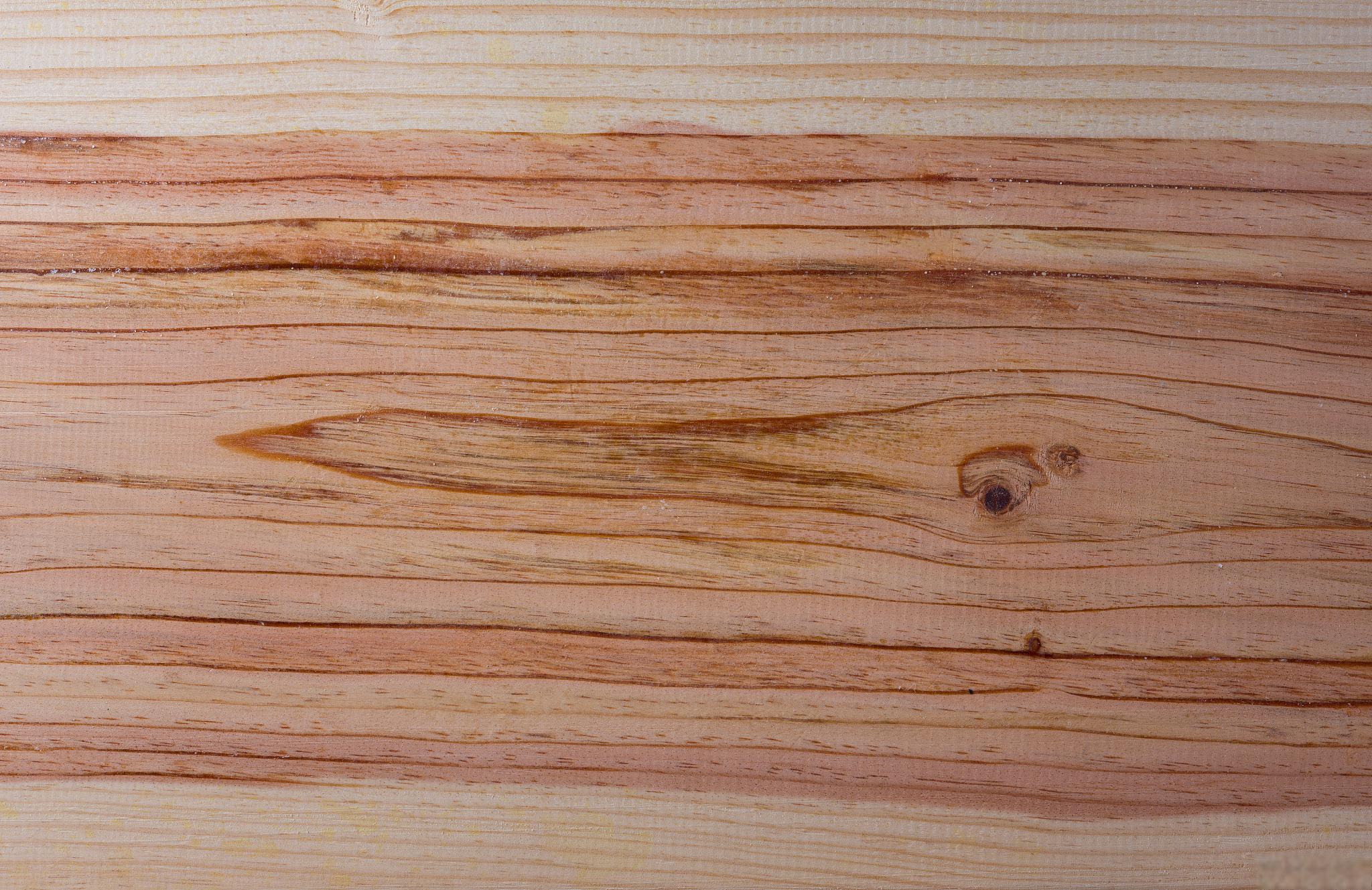 实木夹层地板的选择和鉴别方法 随着人们对生活品质的提升和对环境