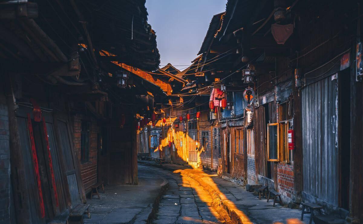 高庙古镇:四川的世外桃源 高庙古镇位于四川洪雅县的西南部,与繁华的