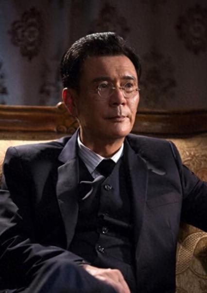 姚安濂:演艺事业的坚持 姚安濂是一位备受观众喜爱的演员,他的演技