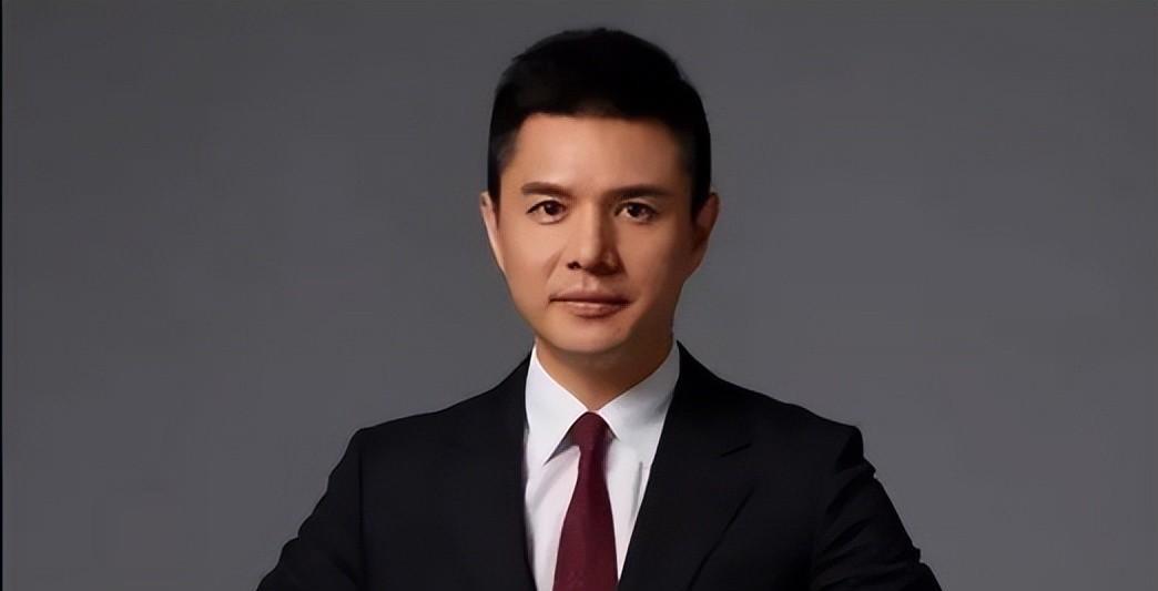 赵普:离开央视的转折点 赵普曾是央视金牌主持人,但在2012年因揭露