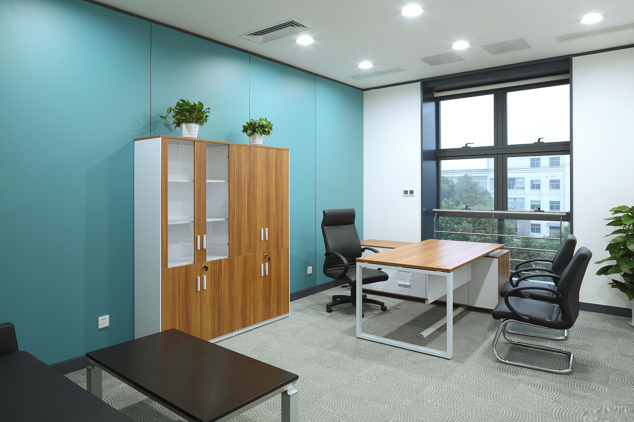 以下是小编的一些建议,帮助你打造一个高效,舒适,具有专业感的办公室