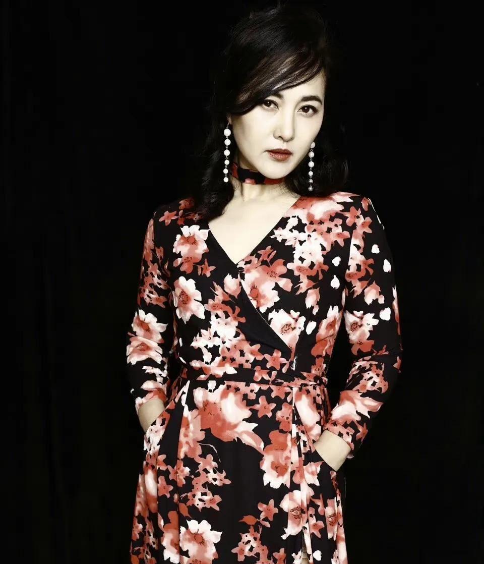 演员王菁华:50岁仍未婚 王菁华的故事,既是爱情的沉浮,也是生命的追求