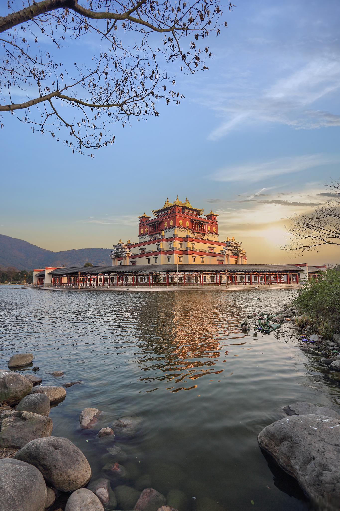 抚仙湖一日游攻略 抚仙湖,位于中国云南省玉溪市,是云南省最大的淡水