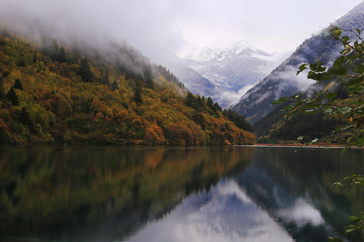 它位于中国四川省阿坝藏族羌族自治州,是全球知名的自然风景区,以其