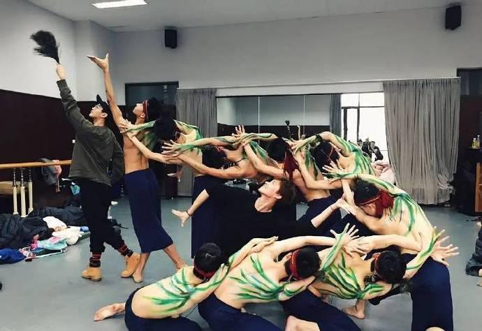 其努力与实力 前段时间,中央戏剧学院的资深教师沈培艺对邓为赞赏有加