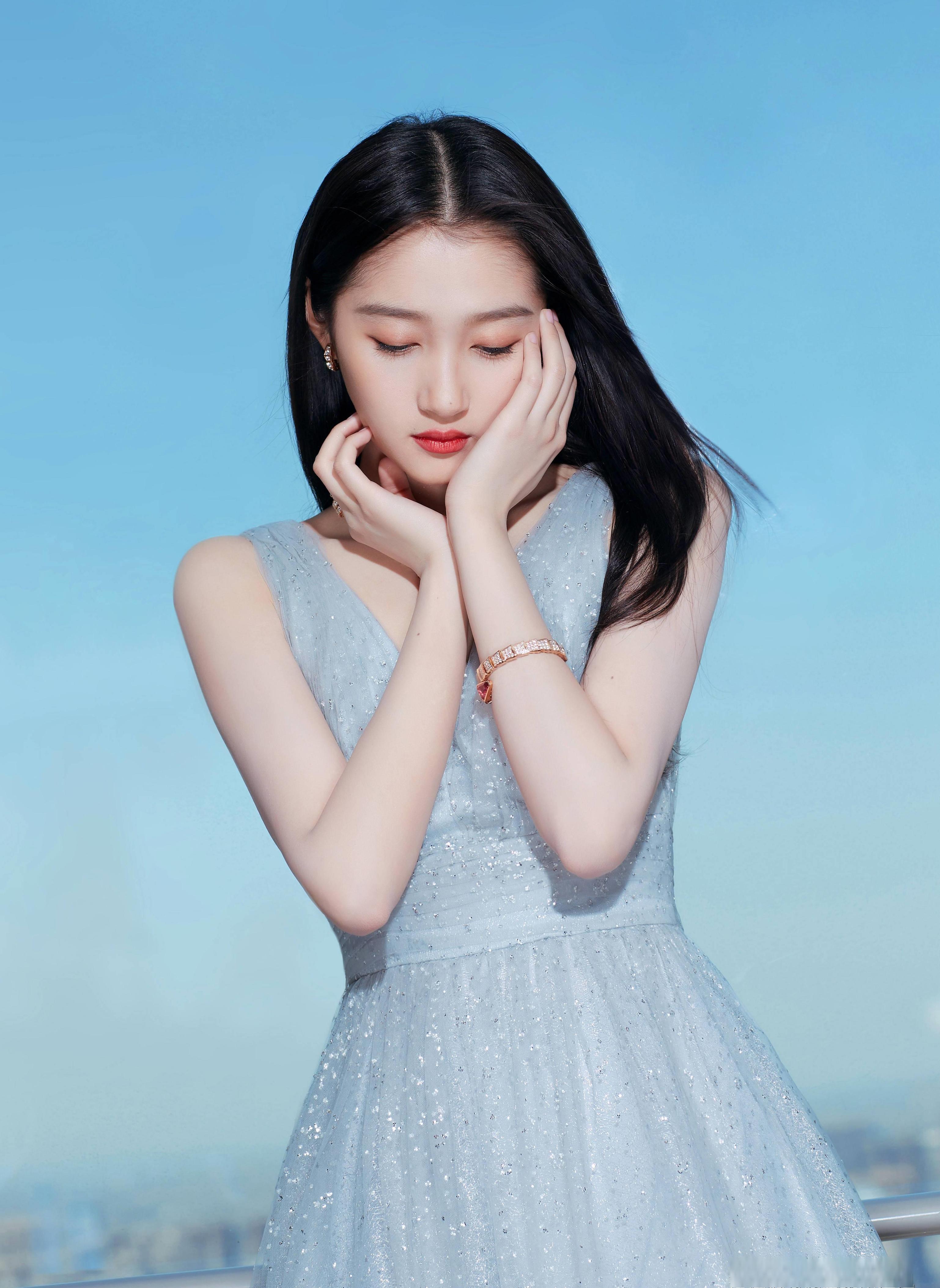 关晓彤的成熟之旅 关晓彤是一位年轻有为的女演员,她以出色的演技和