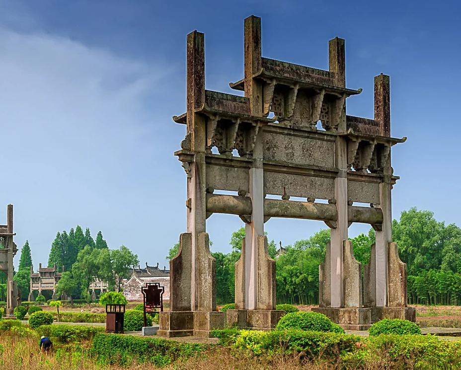 为国家历史文化名城,秦朝置县,宋设徽州府,府县同城1400年,是古徽州的