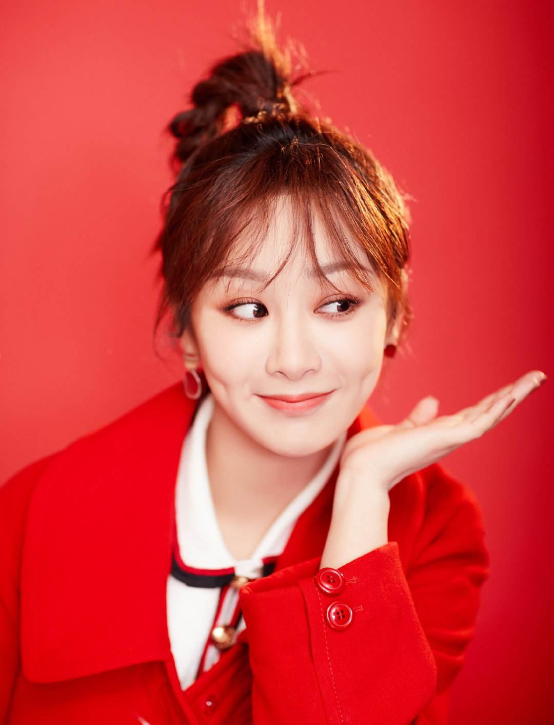 杨紫日常照曝光:鸡毛丸子头引热议 杨紫在微博上分享了自己的日常照