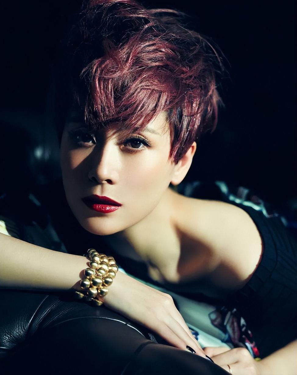 "国民媳妇"海清:艰辛的成名之路 海清,曾是一名优秀的舞蹈演员,因身体