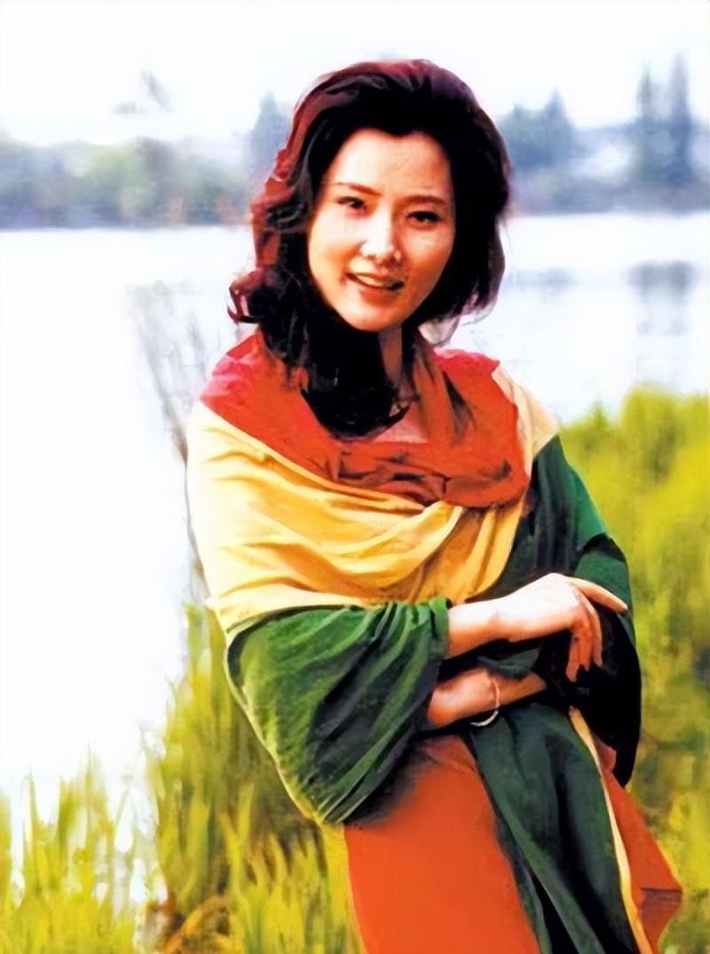 何赛飞:坚韧不拔的追梦之路 何赛飞,这位性感多姿的市井女子形象,凭借