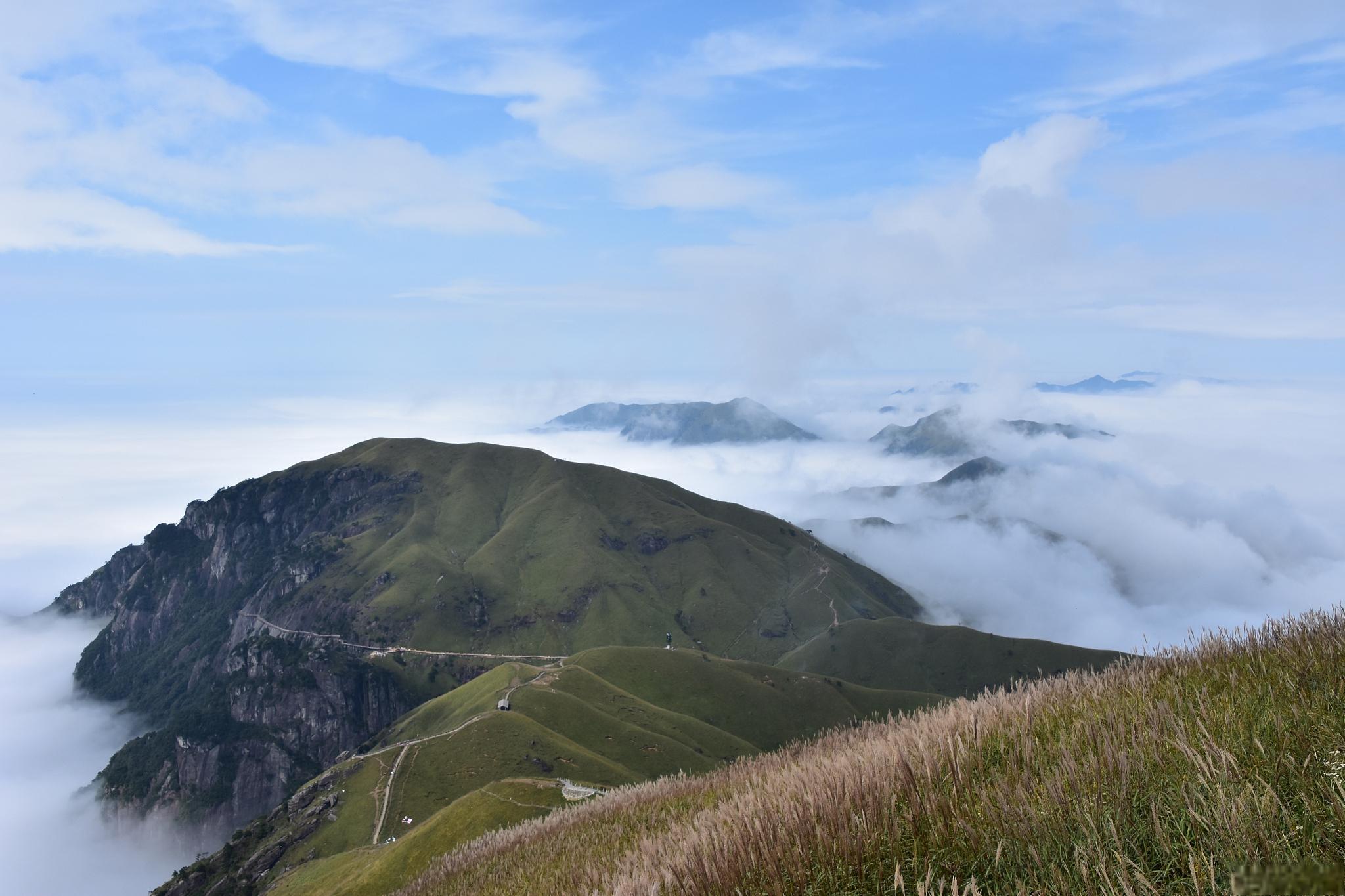 武功山,位屹于萍乡市芦溪县与宜春市袁州区的交界,代表着武功山风景区