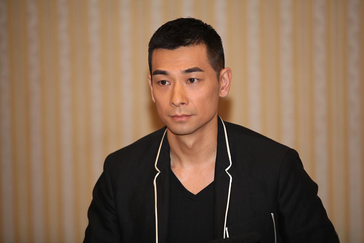 赵文卓谈演员迟到问题,呼吁职业素养 前些日子,赵文卓在某节目中谈及