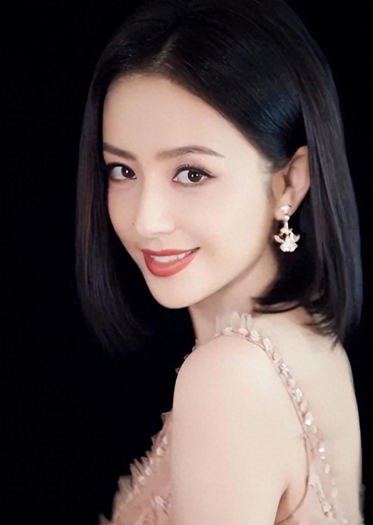 双重身份震撼亮相 佟丽娅成为某著名化妆品品牌的代言人,她的优雅气质