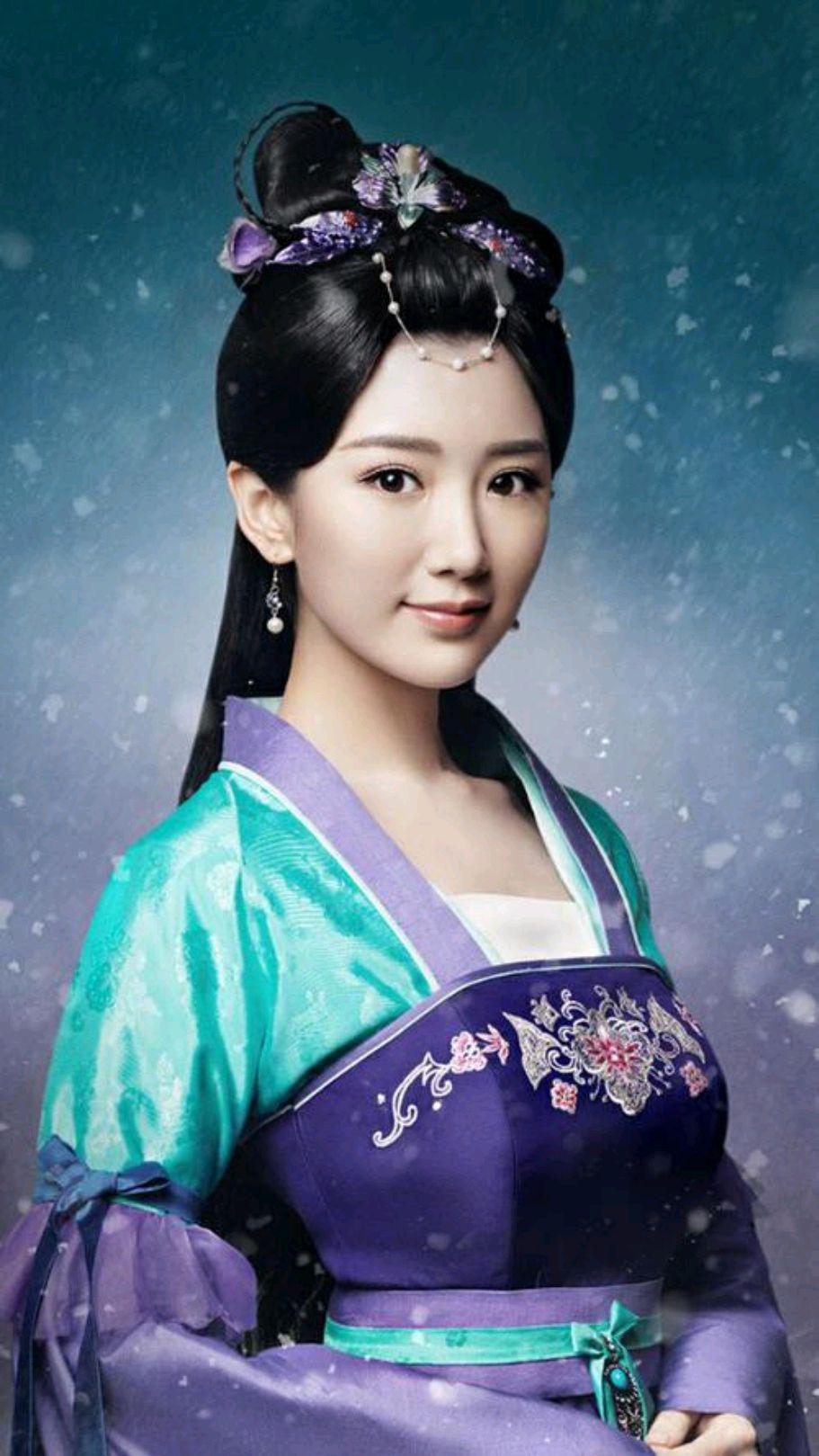 毛晓彤:演艺之路与公益之心 毛晓彤,中国内地影视女演员,自小热爱表演