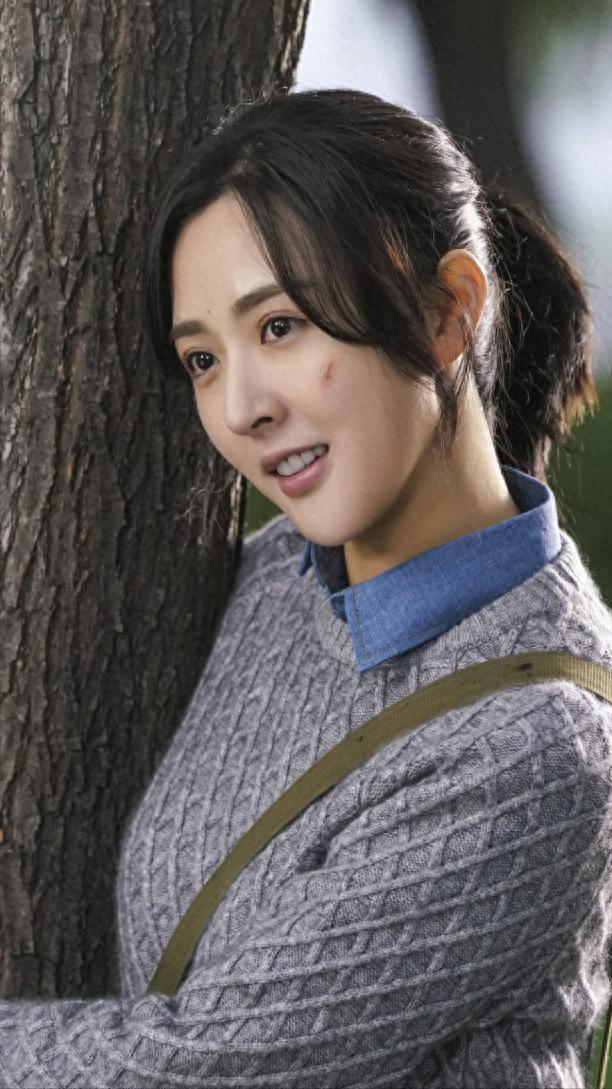 徐小飒:演艺之路 徐小飒从杨幂的助理到《猎场》的女主角,她的演艺