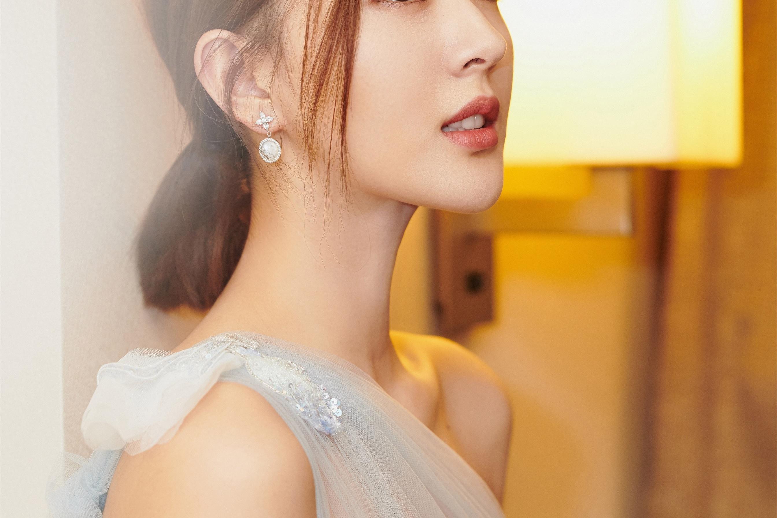 徐小飒:演艺之路 徐小飒从杨幂的助理到《猎场》的女主角,她的演艺