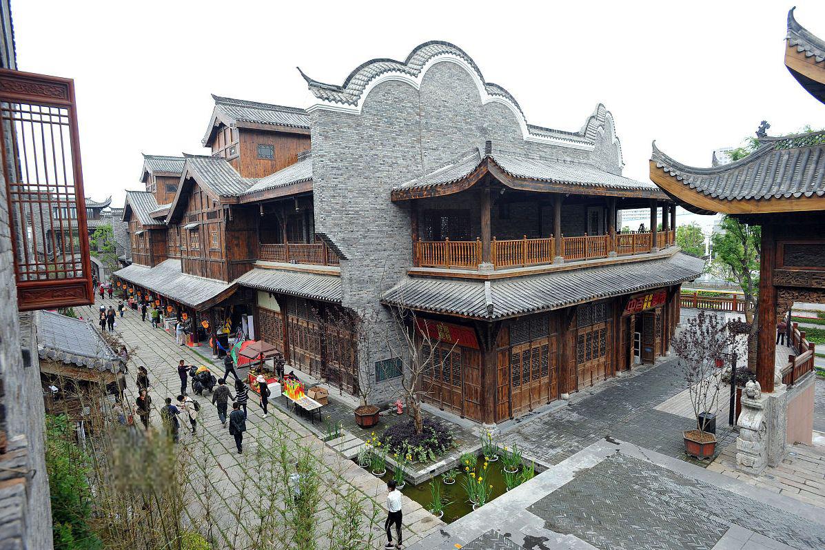 贵州傩城古镇和梵净山 位于贵州省的傩城古镇,是一座充满神秘色彩和